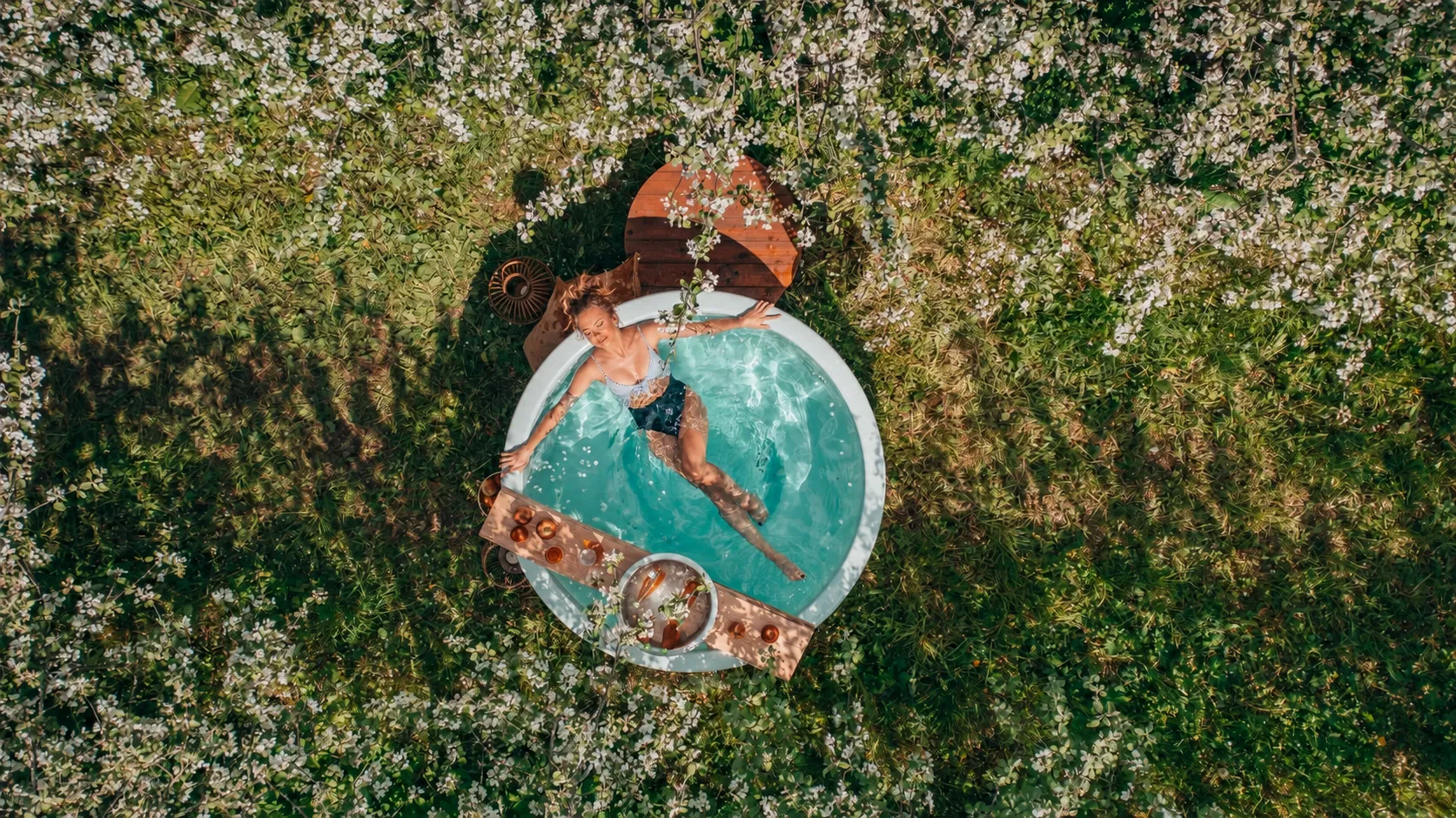 Lahela terrassivann õitsvas aias